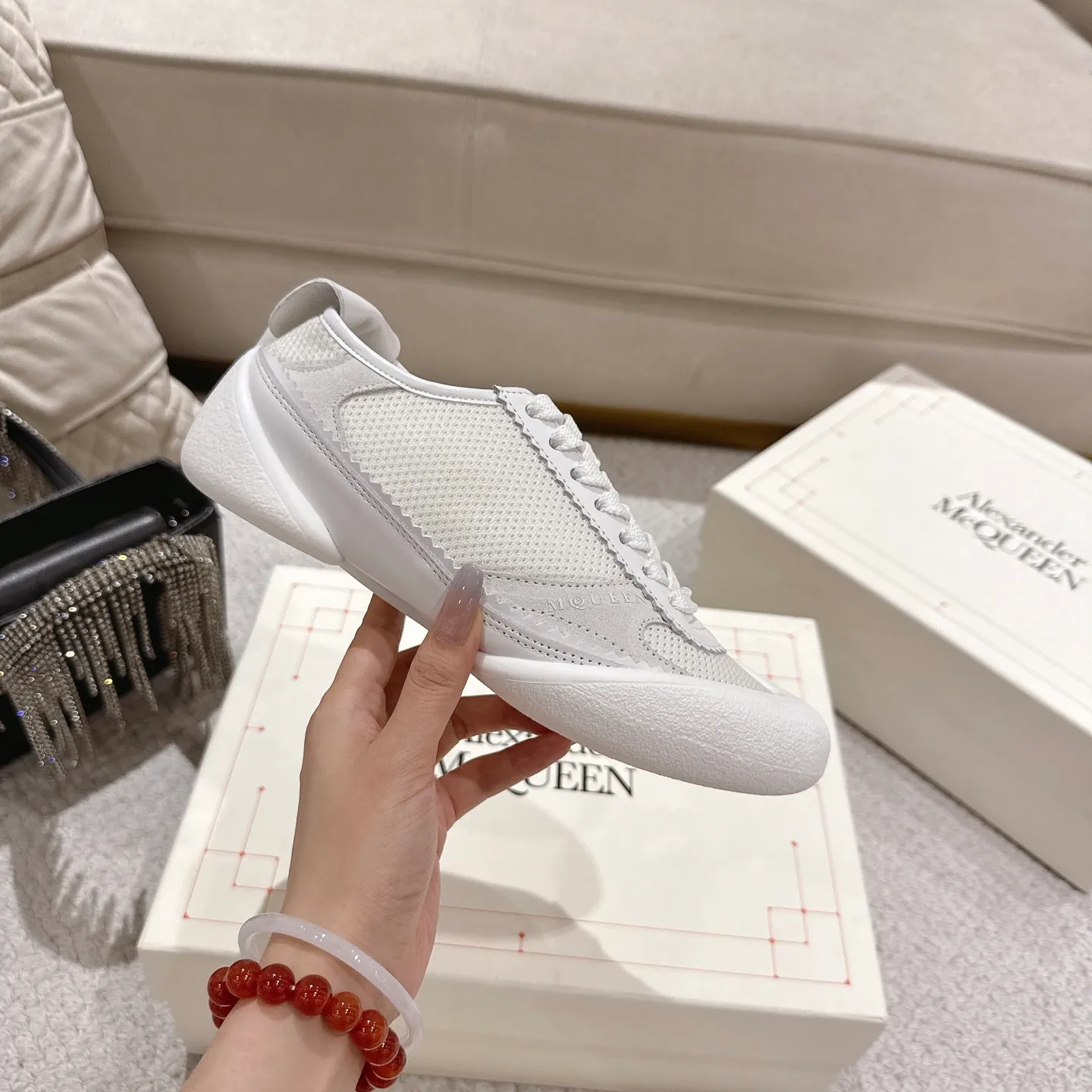 👟👟Ex-factory price 600👟👟 Men's size +10 2025 McQueen's new AIexanderMcQUEEN✅ The original quality has been certified! The original version is reproduced 1:1, and the latest lace-up casual shoes are released simultaneously. • McQueen logo • Round toe box • Lightweight segmented sole design, made of imported stretch breathable fabric + grained cowhide, soft inner lining and insole, comfortable for walking and not stuffy on the feet. Five colors: black/white·white·off-white·black/brown·yellow Fabric: grained cowhide + stretch fabric + cow suede Insole: imported sheepskin Women’s model: 35–40 (40 for women is not returnable) Men’s model: 39–45 (45 for men is not returnable)
